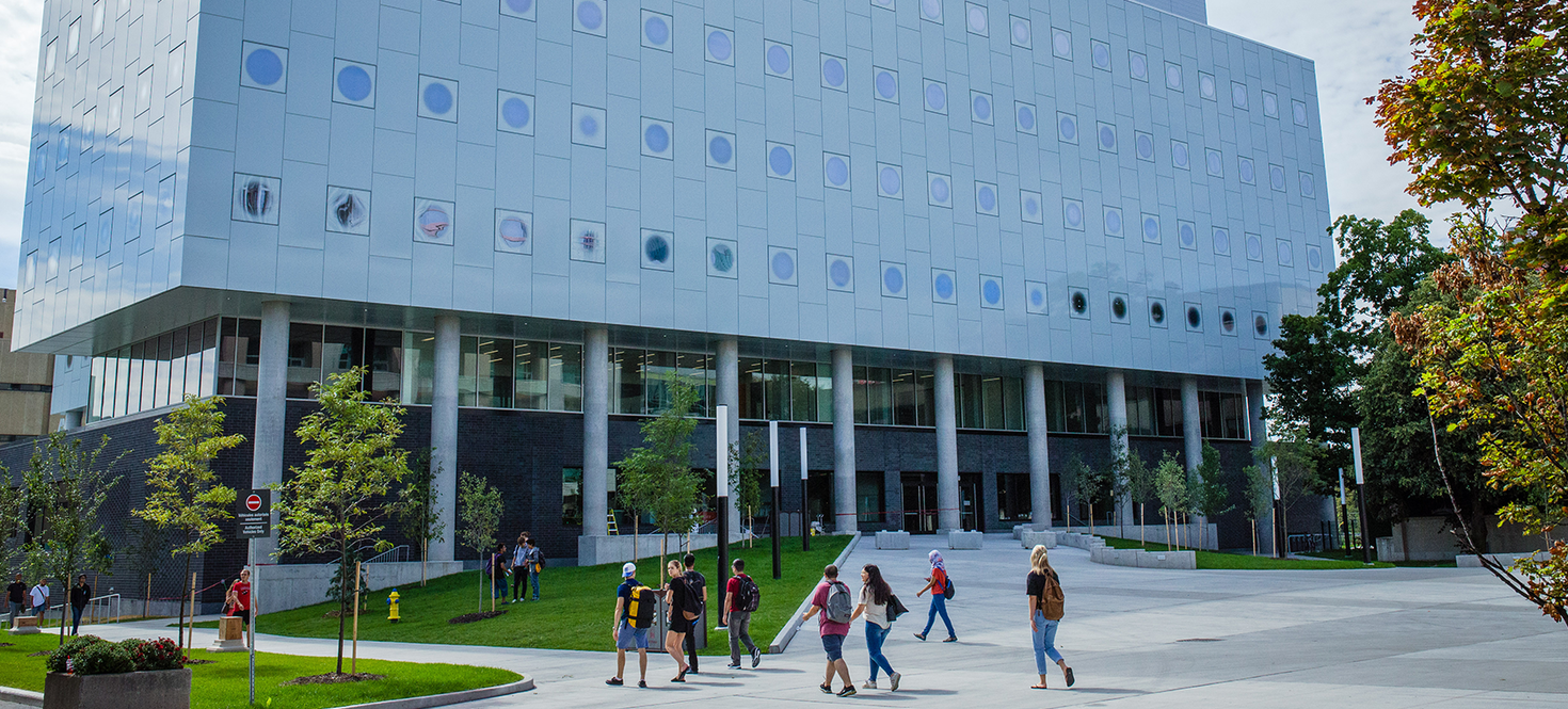 Une vue extérieure du complexe STEM avec des étudiants devant