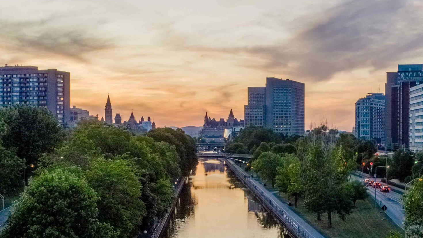 Vue aérienne du campus et du canal