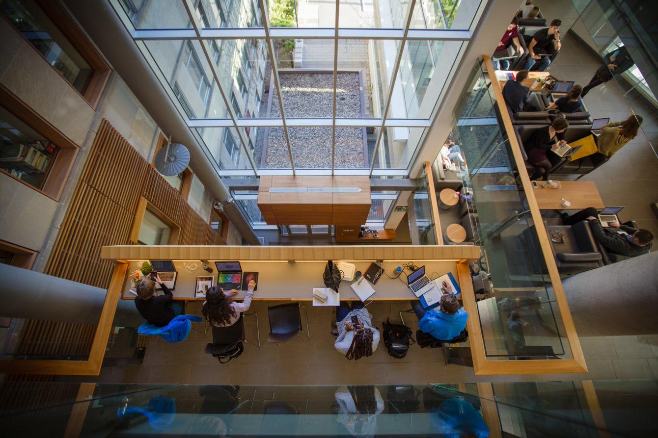 Des étudiants assis à une table