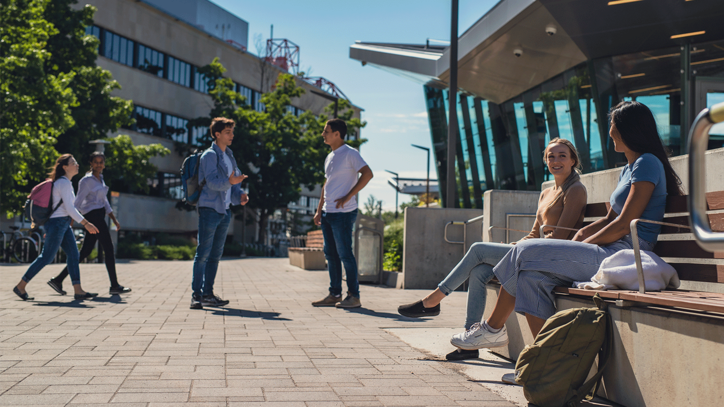 Étudiants sur le campus, près de la station de train.