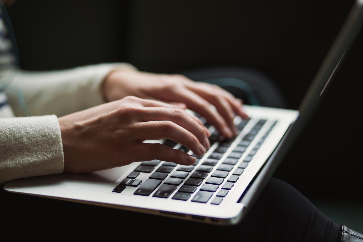 Mains sur un clavier