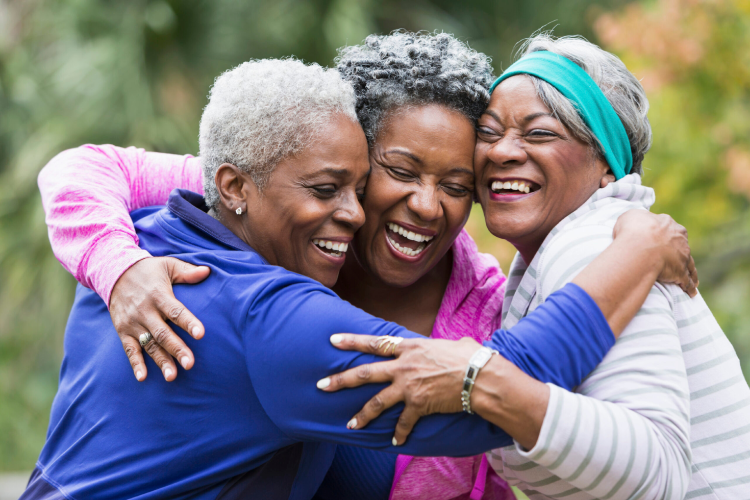 femmes s'embrassant