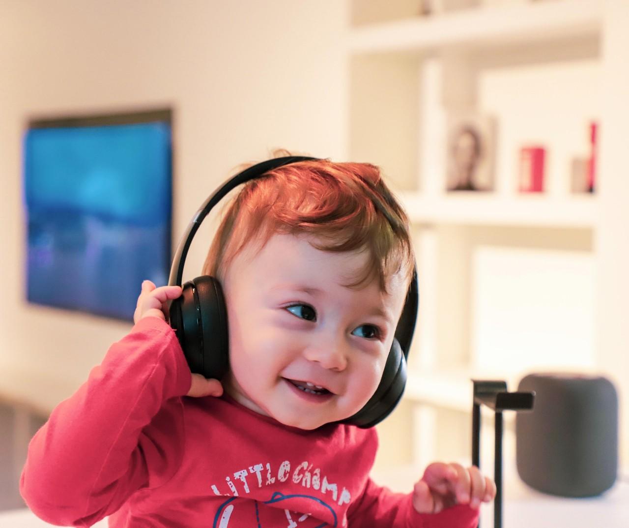 Un enfant avec un casque sur la tête