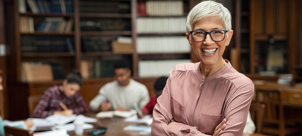 Femme professeur souriante