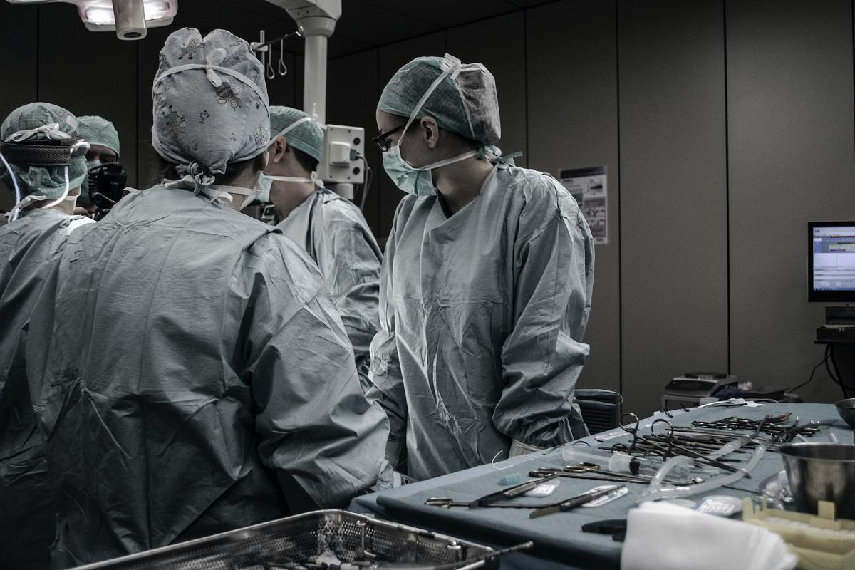 Personnel soignant en tenue de travail dans une salle d'opération