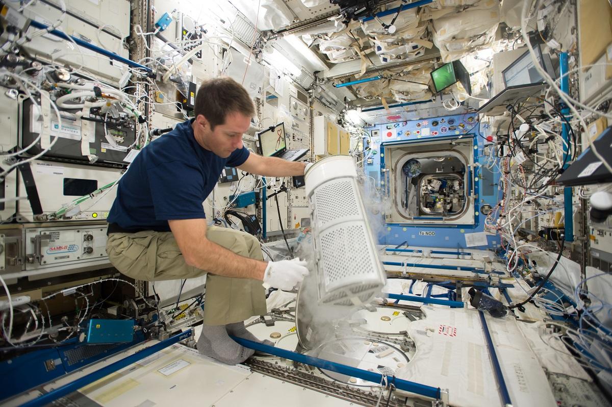 L'astronaute Thomas Pesquet insère des échantillons de sang pour MARROW dans le congélateur du laboratoire à moins 80 degrés à bord de l'ISS.