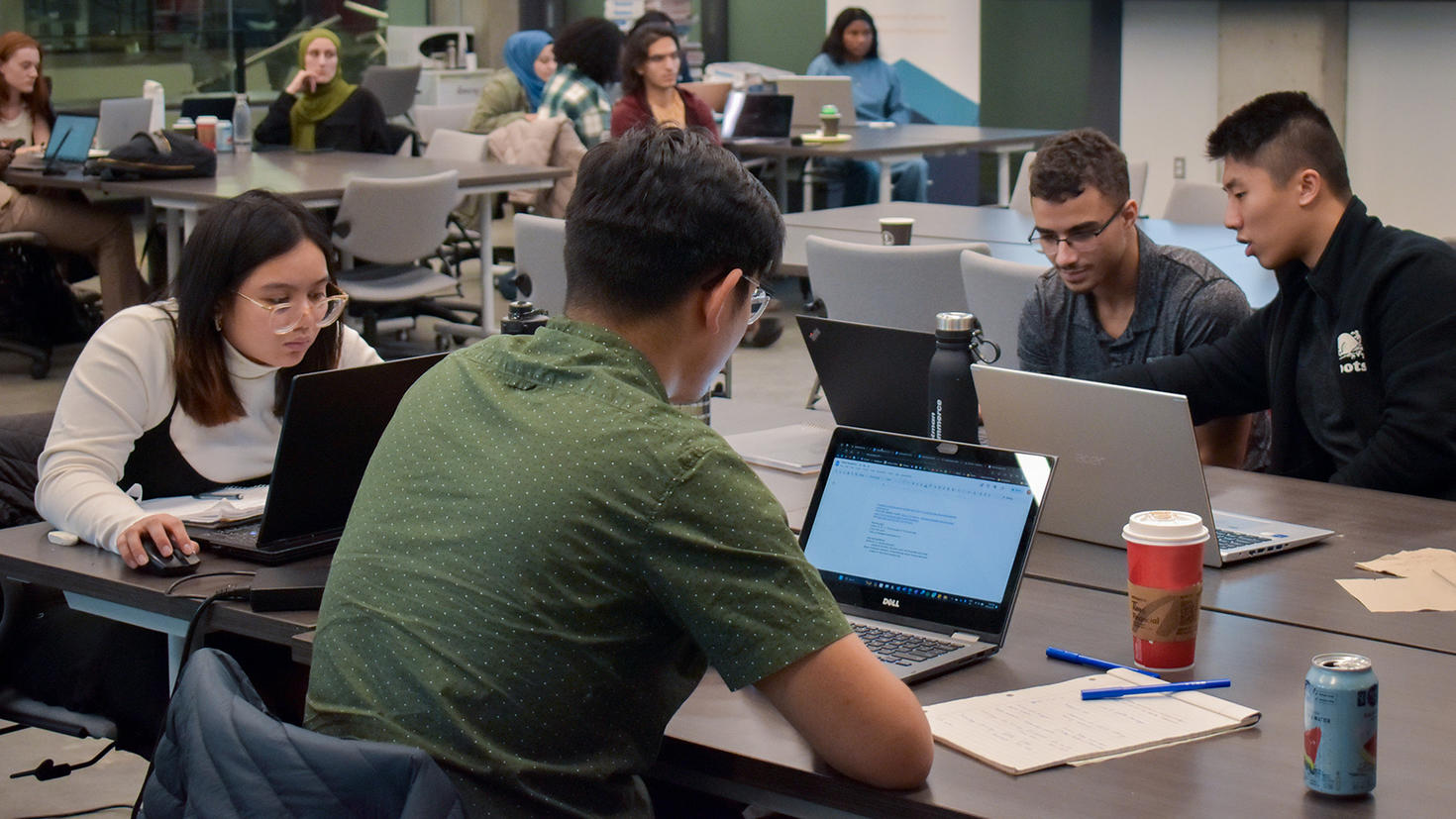 Des étudiantes et étudiants travaillant dans les locaux du Carrefour de l’entrepreneuriat