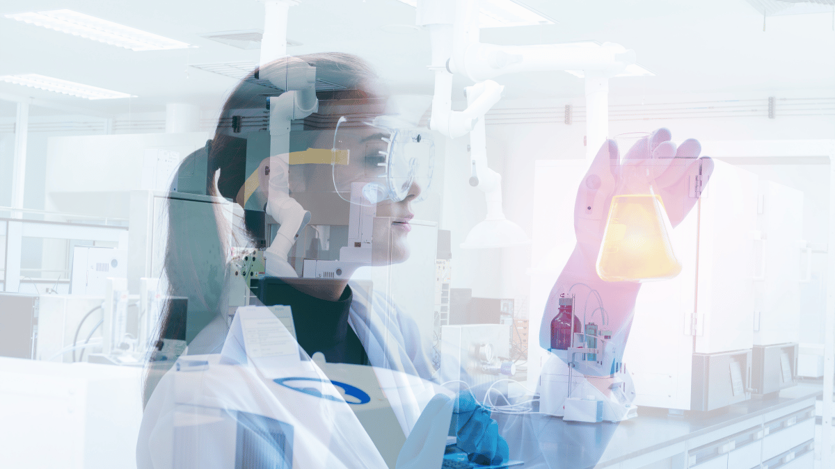 Femme tenant un bécher dans un laboratoire d'aspect futuriste