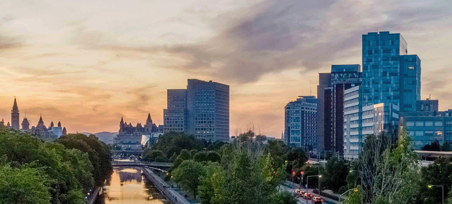 Vue aérienne du canal Rideau et du campus