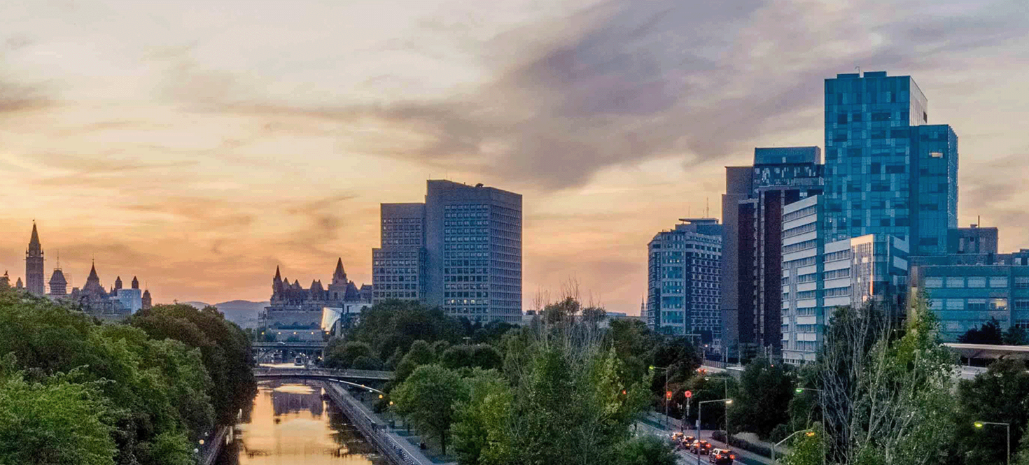 Vue aérienne du campus de l'Université d'Ottawa et du canal Rideau.