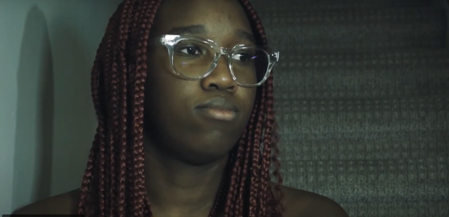 jeune fille assise dans les escaliers avec un regard détourné