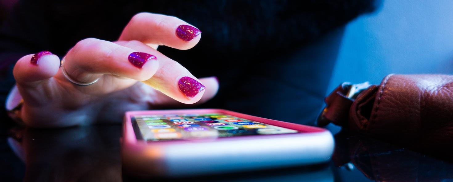 des doigts sur un écran de cellulaire