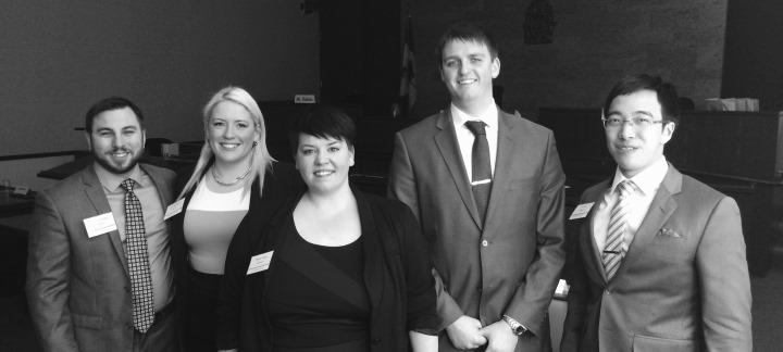 Équipe de cinq étudiants en droit qui a remporté le concours de plaidoirie Fox sur la propriété intellectuelle