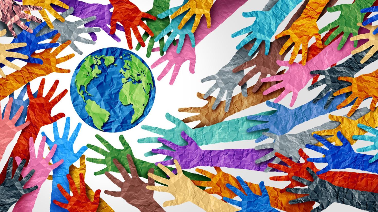 Mains en papier de plusieurs couleurs autour d'un globe en papier