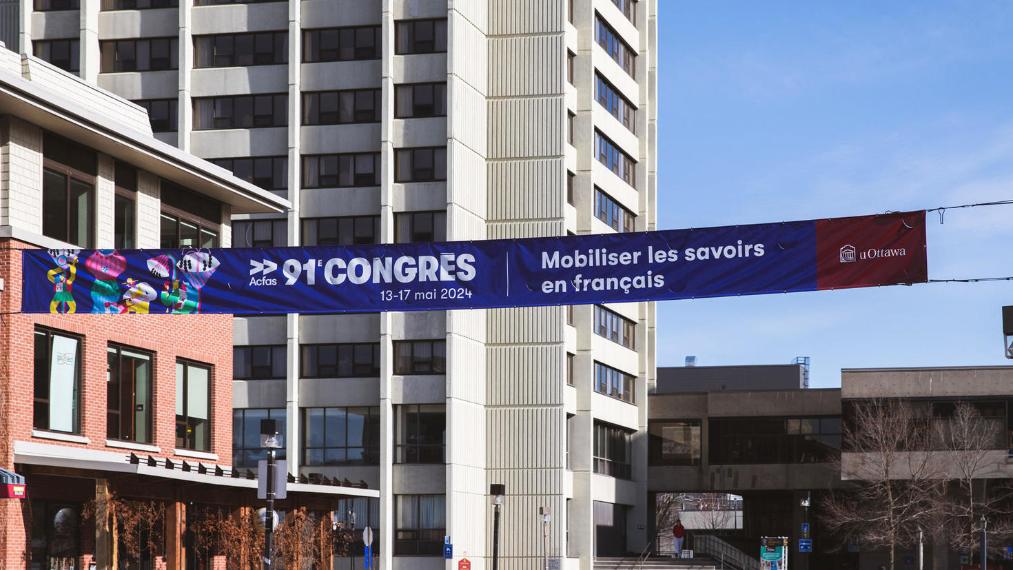 Une bannière du Congrès de l'Acfas est suspendue sur le campus de l'Université d'Ottawa. 