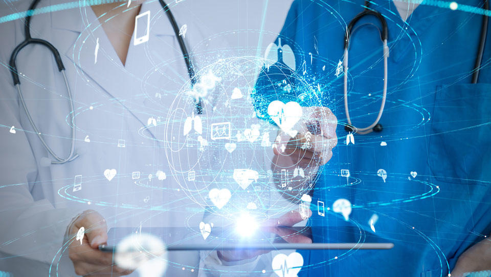 Hollogrammes devant deux médecins