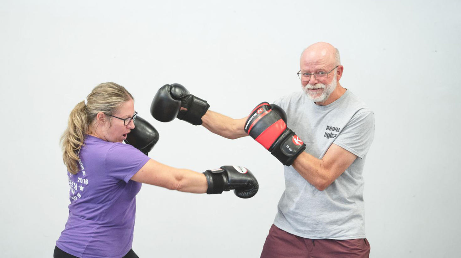 Une femme et un homme avec des gants de boxe lors d’une séance d’entraînement du programme Boxing4Health pour les personnes atteintes de la maladie de Parkinson. 