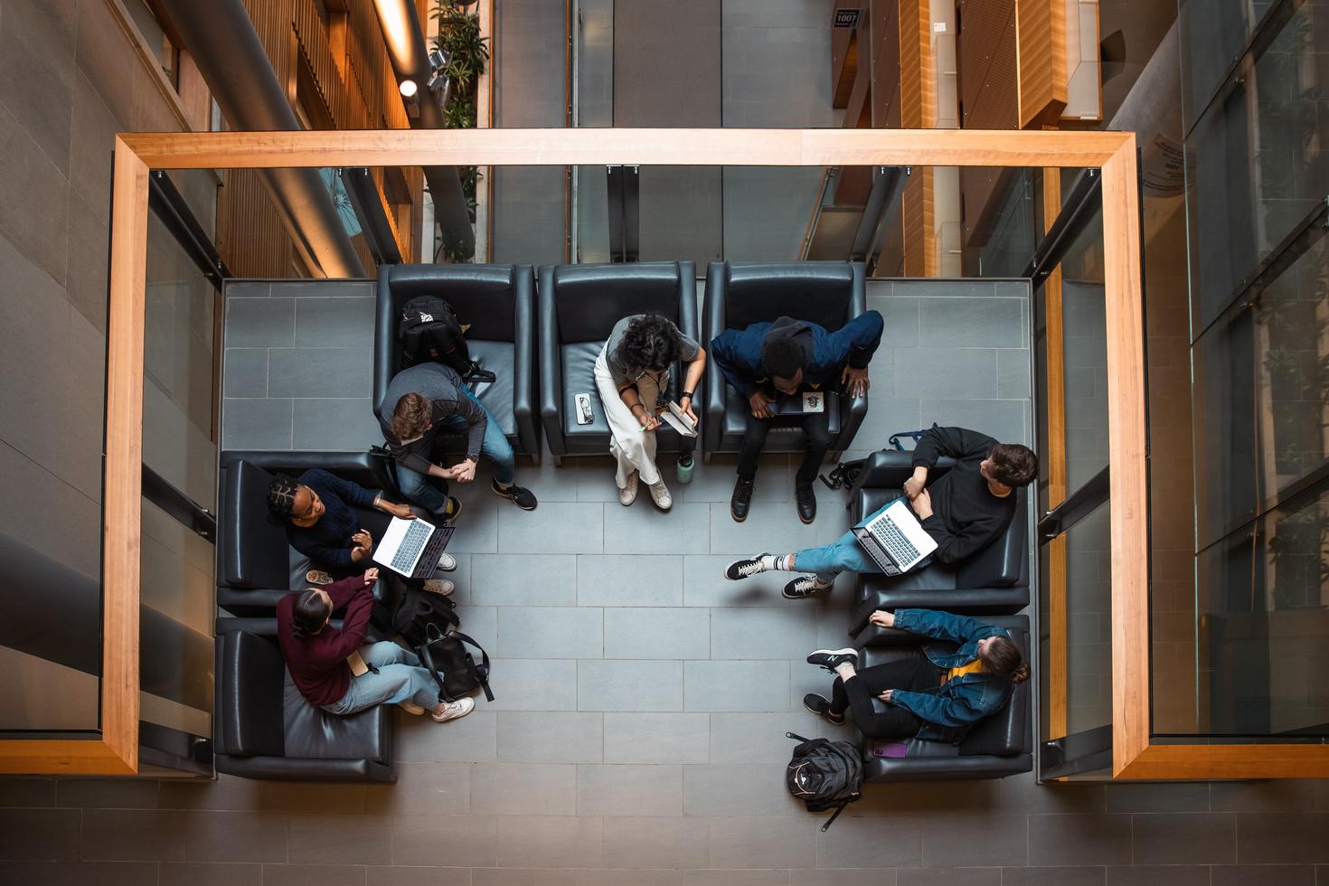 Un groupe d'étudiants travaillant ensemble, vu d'en haut. 