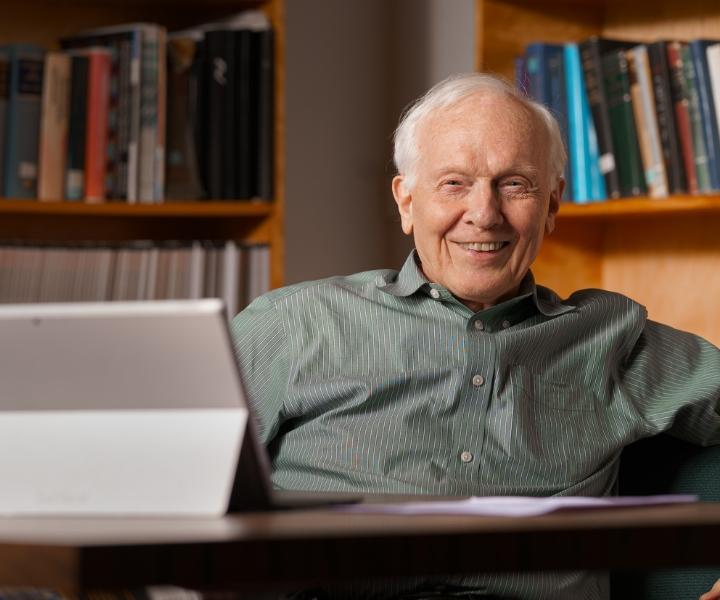 Le Professeur Paul Corkum dans son bureau au CNR.