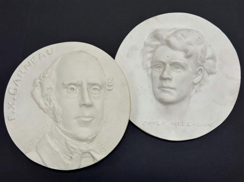 Deux médaillons de plâtre blanc sur fond noir représentant F.X. Garneau (à gauche) et E. Nelligan (à droite).