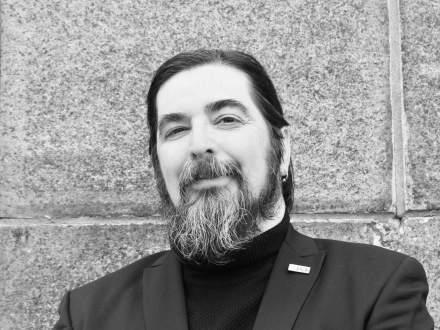 Portrait de l'historien Martin Pâquet, en noir et blanc.