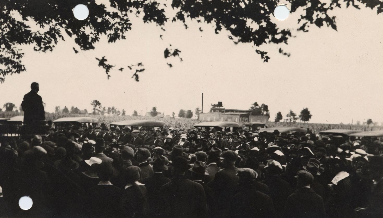 Photo d'archives d'un discours devant une foule.