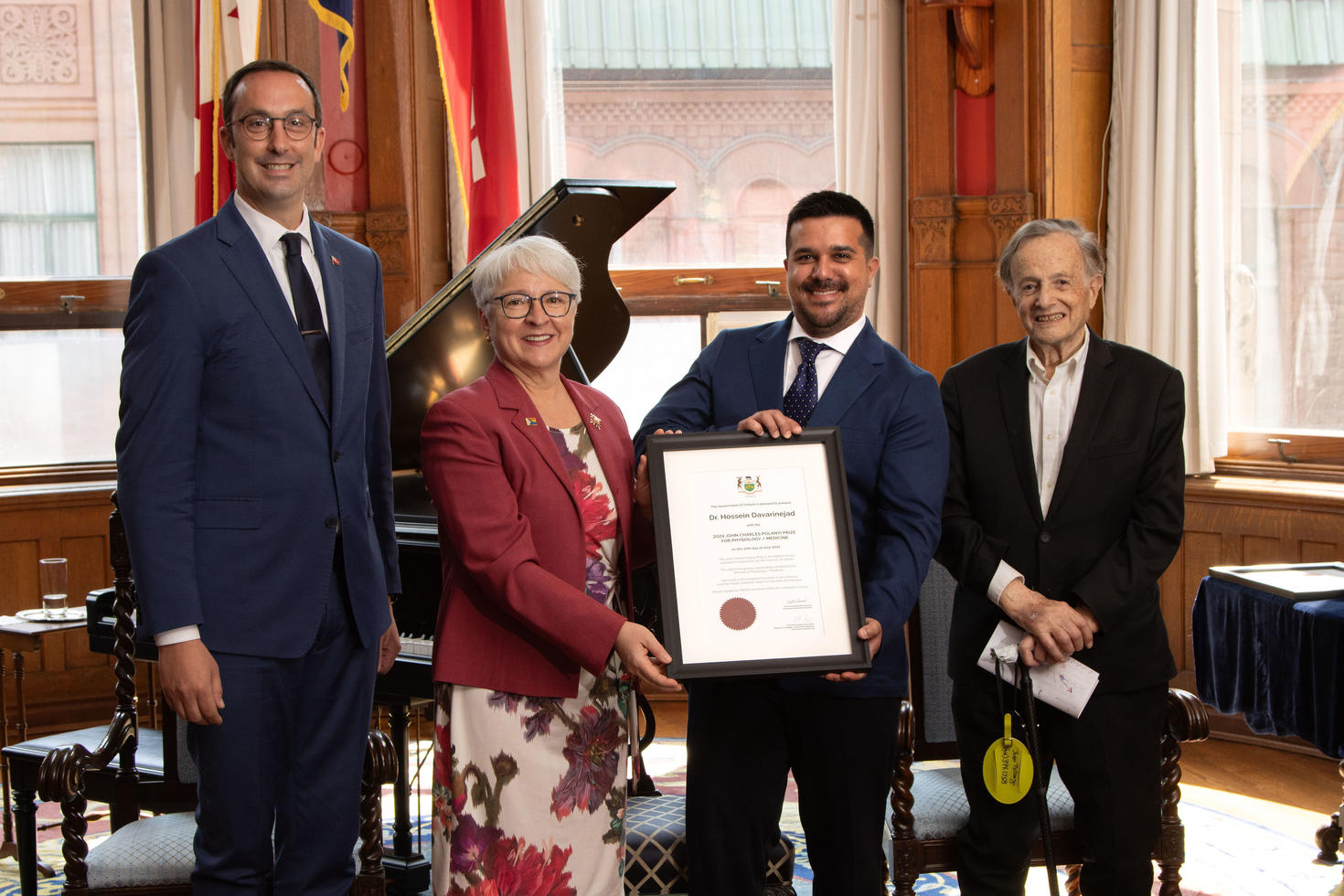 L’honorable ministre des Collèges, des Universités, de l’Excellence en recherche et de la Sécurité Nolan Quinn, l’honorable lieutenante-gouverneure Edith Dumont, Hossein Davarinejad, Ph.D., et John Charles Polanyi, lauréat du prix Nobel de chimie en 1986.