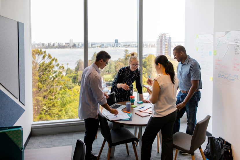 Travailleurs dans le bureau