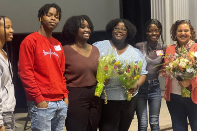 La sénatrice Bernadette Clément (à droite) et les doctorantes en psychologie clinique Wina Darius et Grace Jacob (au centre) tiennent des bouquets de fleurs et posent avec trois élèves lors de l’événement « Ma santé mentale, ma famille et moi », à l’Université d’Ottawa.