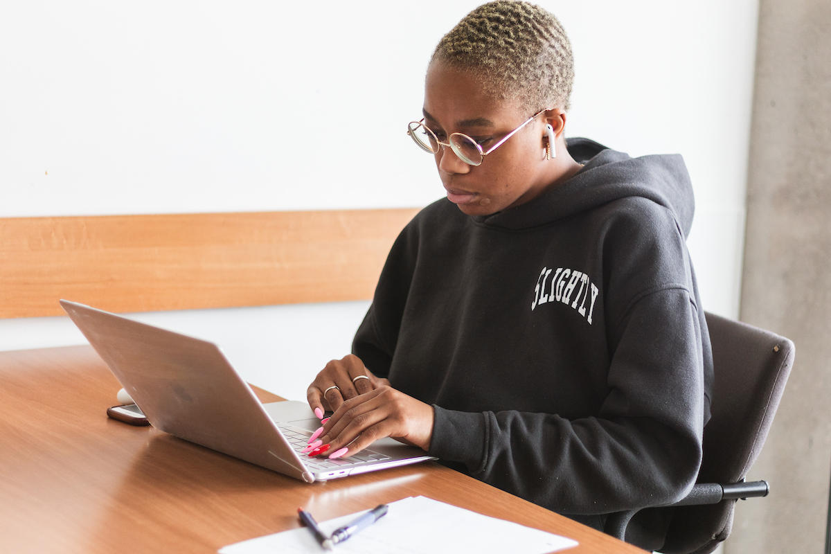 Une femme avec son ordinateur portable