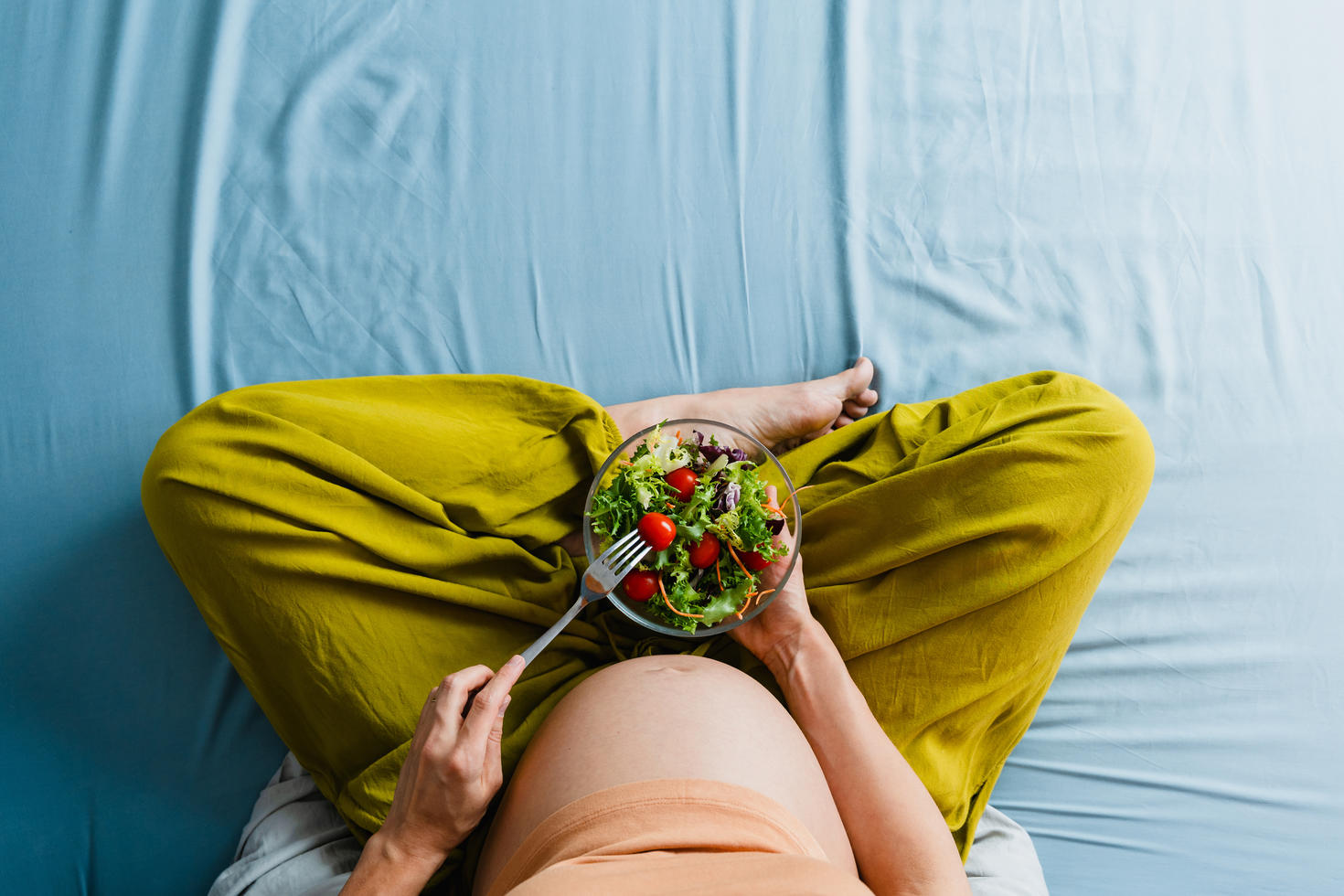 Femme enceinte mangeant une salade