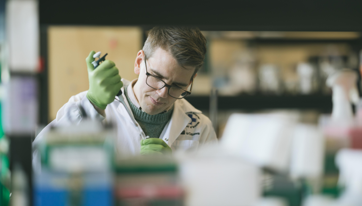 Professeur David Cook qui travaille dans le laboratoire