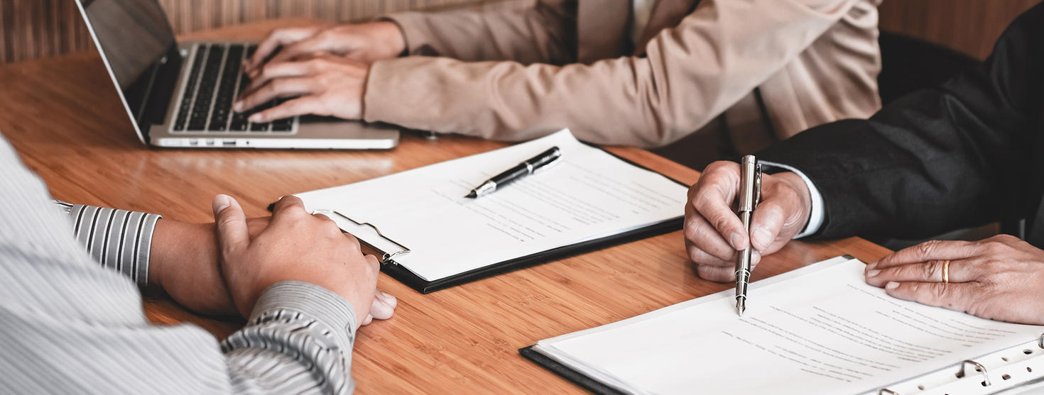Un recruteur lisant un CV lors d'un entretien d'embauche