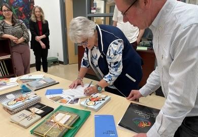 L'autrice Michèle Vinet signe son don d'archives au CRCCF.