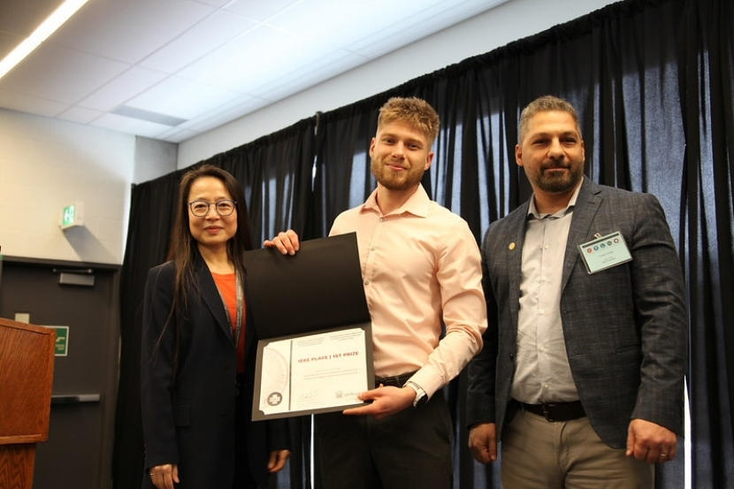 Kyle Champagne reçoit son prix.