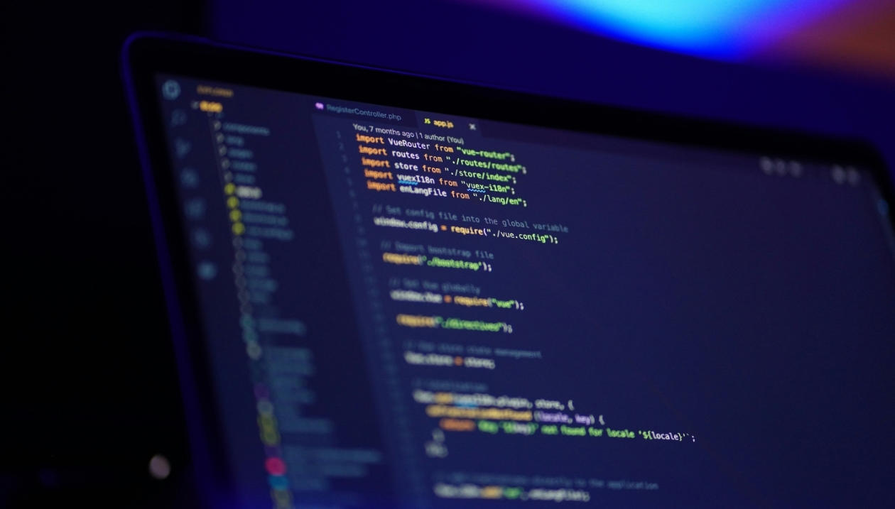 Ordinateur avec du code affiché à l'écran.