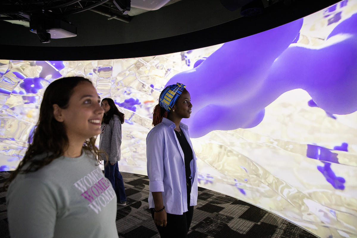 Trois étudiantes dans le cylindre immersif