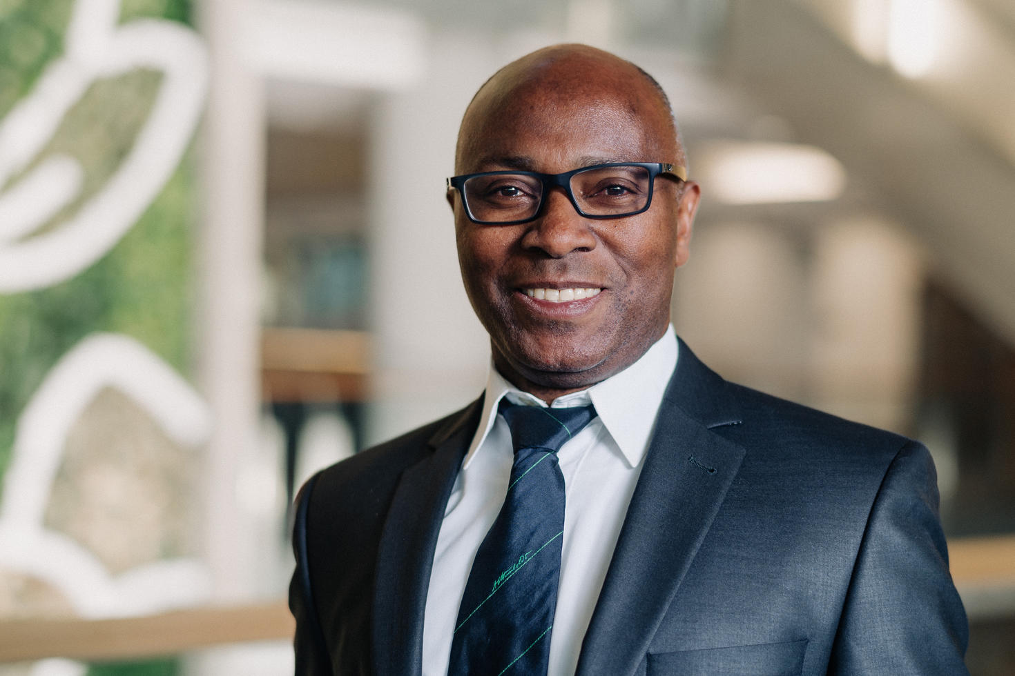 Photo du professeur Kasereka Kavwahirehi, titulaire de la Chaire de recherche en francophonie internationale sur la culture des jeunes et l’imagination du futur en Afrique francophone.