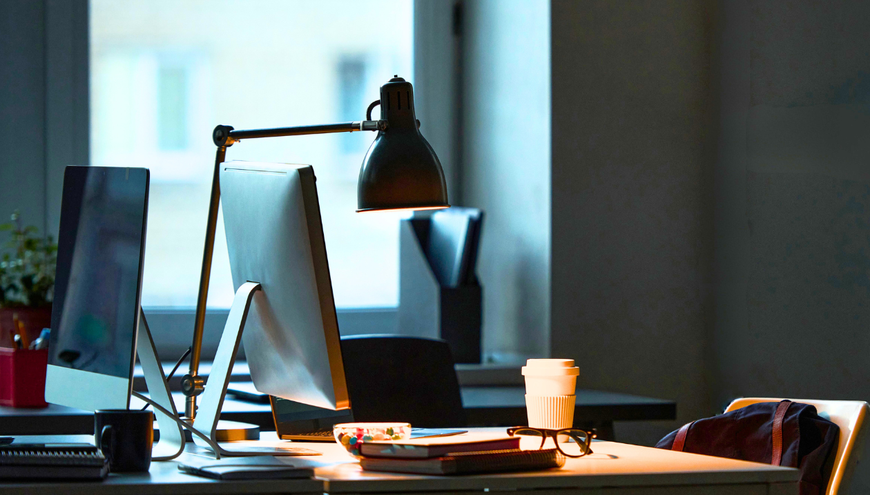 Two screens and a lamp.