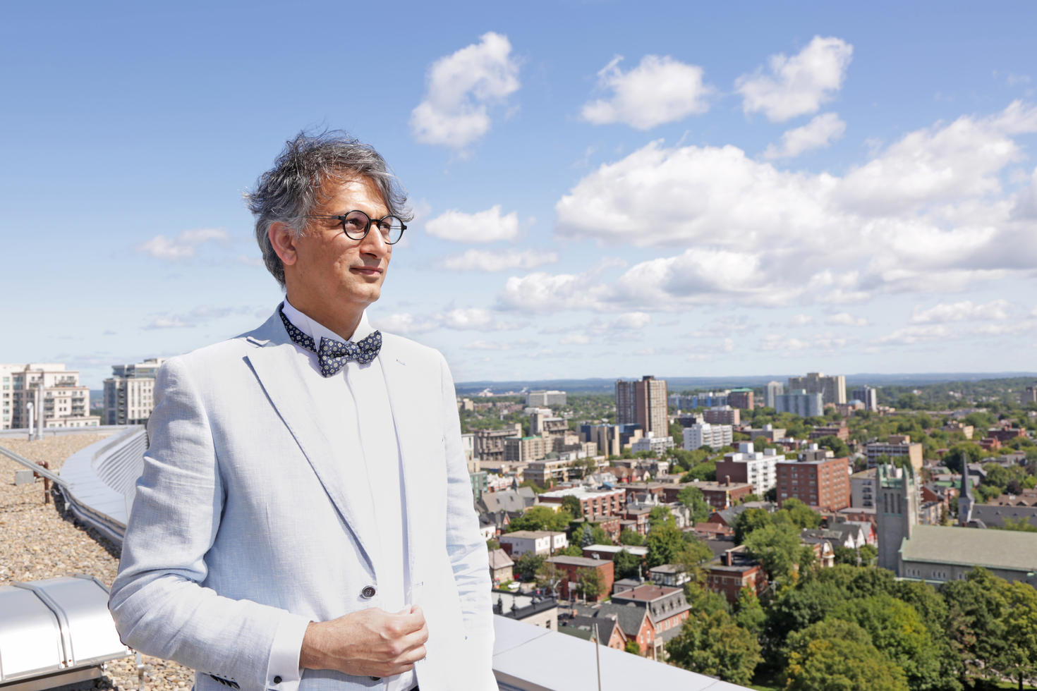 Professor Ebrahim Karimi overlooking the city from a rooftop on the uOttawa campus.