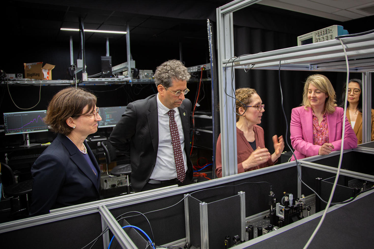 From left to right : Marie-Eve Sylvestre (President and Vice-Chancellor, uOttawa), Karim Bardeesy (Parliamentary Secretary), Jennifer Ogilvie (Professor, Faculty of Science), Mélanie Joly (Minister of Industry), and Maggie Chi (Parliamentary Secretary).