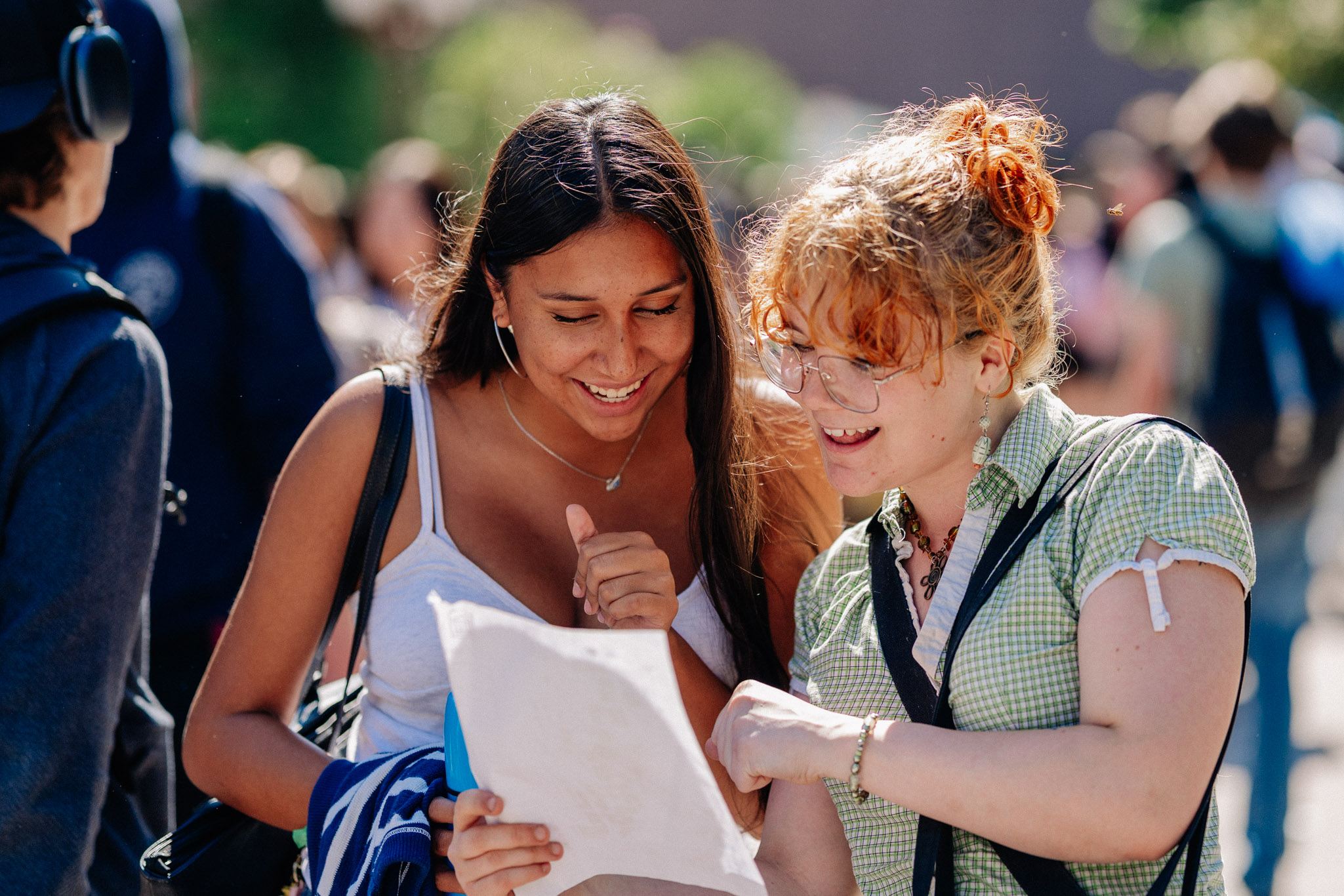 Des étudiants regardant des papiers et souriant