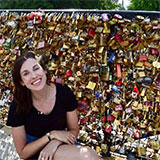 michdolla devant un pont couvert de cadenas d'amour