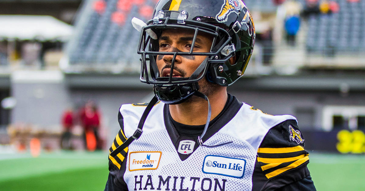 Portrait de Jackson Bennett sur le terrain de football portant le casque des Tiger-Cats de Hamilton