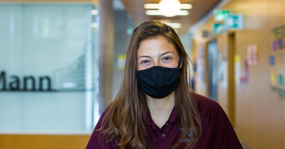 Une personne porte un masque non-médical en tissu 