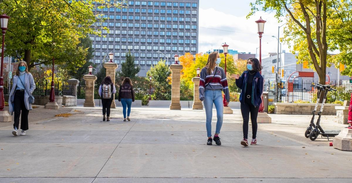 Étudiants circulant sur le campus