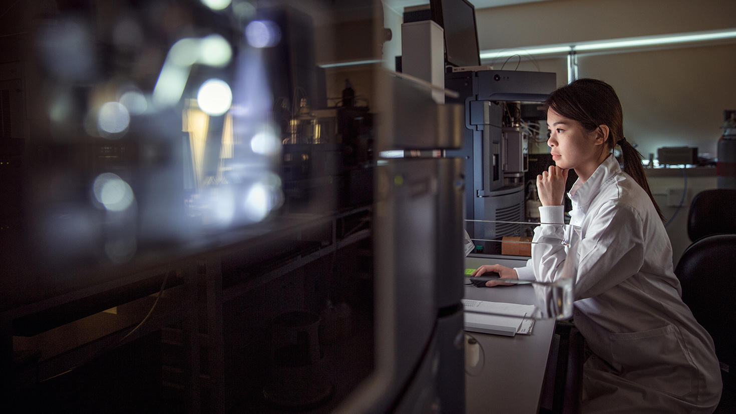 jeune femme scientifique travaillant dans un laboratoire