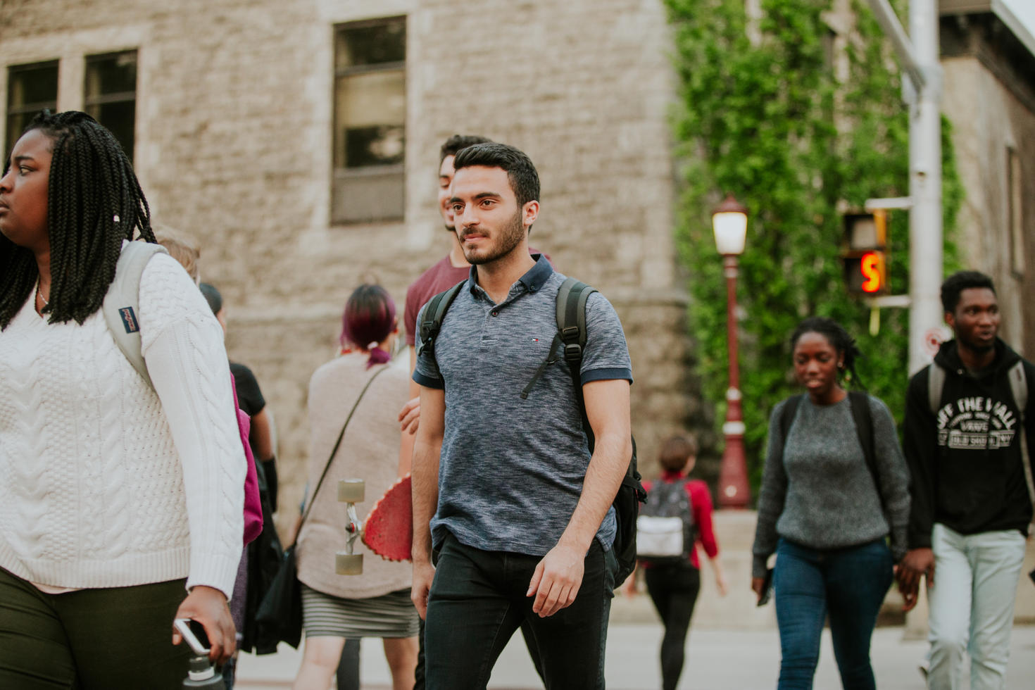 Des gens qui marchent dehors autour du campus.