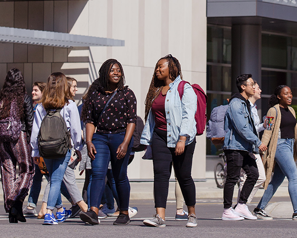 Des étudiants se promenant sur le campus.