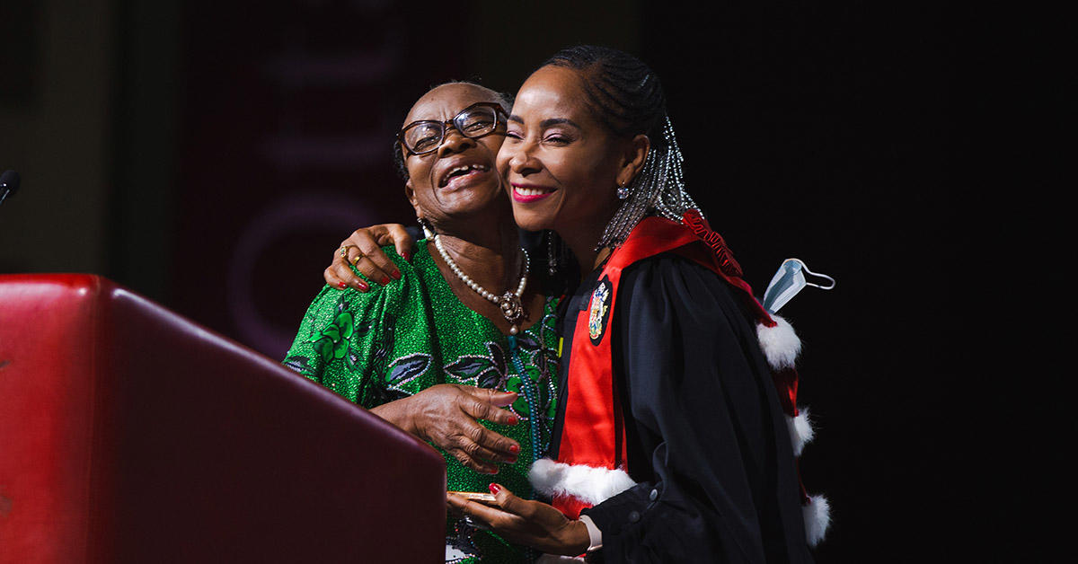 Docteur honoraire Mamokgethi Phakeng partage une étreinte chaleureuse avec sa mère